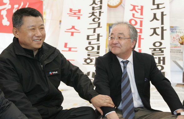 노부야키 코가 일본노총 위원장(오른쪽)이 22일 오전 서울 여의도 문화마당에서 농성중인 한국노총 장석춘 위원장을 방문해 인사와 함께 얘기를 나누고 있다.   이종찬 선임기자 rhee@hani.co.kr