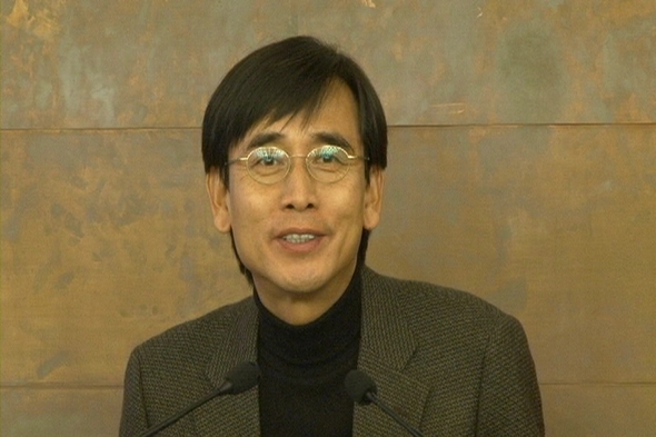 유시민 전 보건복지부 장관이 23일 ‘2010연대’가 마련한 ‘풀뿌리 민주주의 희망찾기’ 좌담회 두번째 강연자로 나와 민주·진보개혁진영의 ‘연대를 위한 4단계’를 제시하고 있다.
