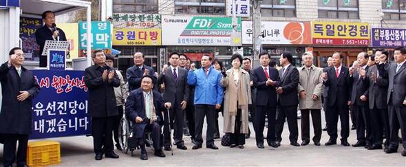 이회창 자유선진당 총재가 23일 낮 충남 천안시 중앙시장에서 세종시 원안 추진의 당위성을 알리는 홍보 활동을 벌이며 연설하고 있다.  천안/연합뉴스