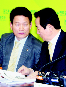 정세균 민주당 대표가 ‘안원구 게이트’ 태스크 포스를 맡은 송영길 최고위원과 25일 오전 국회 대표실에서 열린 최고위원회의 도중 이야기하고 있다. 김진수 기자 jsk@hani.co.kr