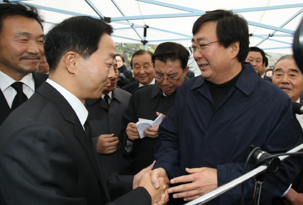 김대중 전 대통령 서거 100일을 맞아 25일 오전 서울 동작동 국립 서울현충원에서 열린 추모기도회에서 김대중 전 대통령의 차남 김홍업 전 의원(오른쪽)과 김영삼 전 대통령의 차남 김현철 여의도연구소 부소장이 만나 악수하고 있다. 맨 왼쪽은 손학규 전 민주당 대표, 가운데는 김덕룡 대통령 국민통합특보.  이종근 기자 root2@hani.co.kr