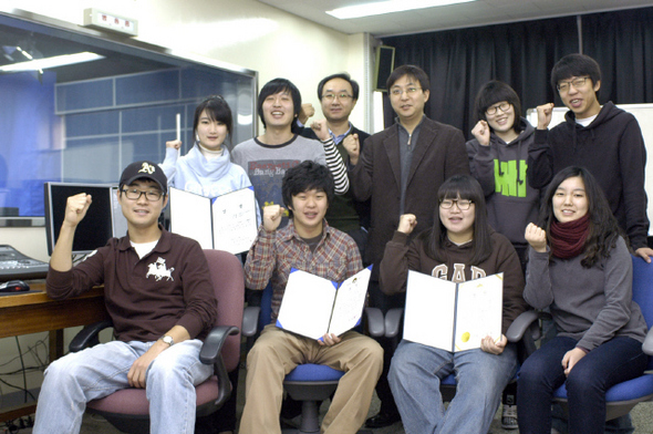 전국 유시시(UCC)공모전을 휩쓴 대구가톨릭대 언론광고학부 교수와 학생들이 한자리에 모여 파이팅을 외치고 있다.  대구가톨릭대 제공