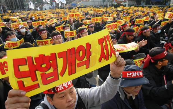  26일부터 파업에 들어간 전국철도노동조합 소속 노동자들이 이날 오후 서울 중구 서울역 앞에서 열린 ‘서울지역 철도노동자 총파업승리 결의대회’에서 구조조정 중지와 노사협의 이행, 불법 대체근로 투입 중단 등을 촉구하고 있다.  이종근 기자 root2@hani.co.kr