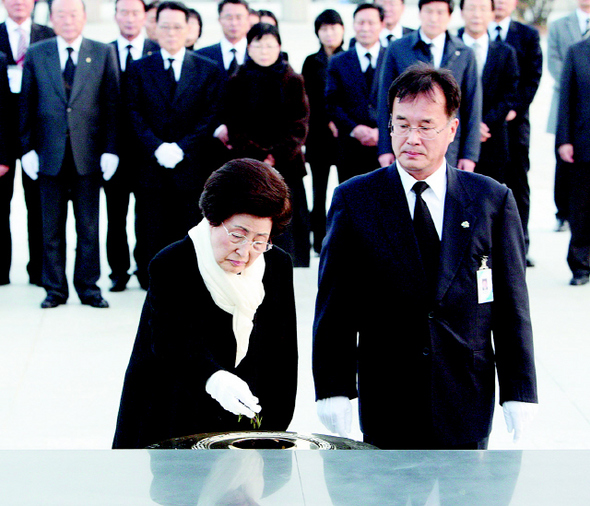  고 김대중 전 대통령의 부인 이희호씨가 26일 오후 광주 운정동 국립 5·18 민주묘지를 참배한 데 이어 김 전 대통령의 서거를 애도해준 시민들에게 감사의 뜻을 전했다. 연합뉴스 