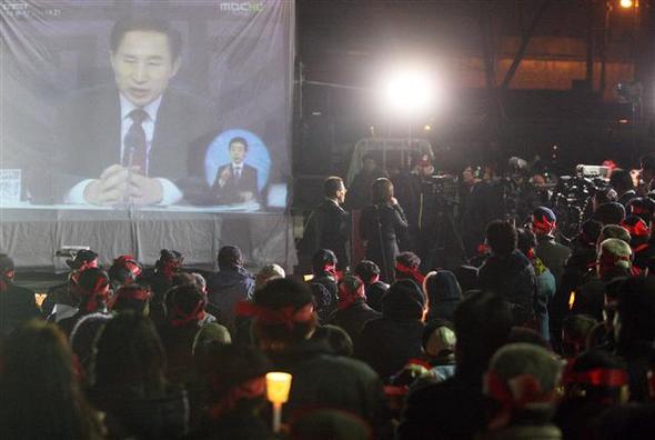 행정중심복합도시(세종시)가 들어서기로 돼 있던 지역의 원주민들이 27일 밤 충남 연기군청 앞 광장에서 대형화면을 통해 이명박 대통령의 ‘국민과의 대화’ 중계를 지켜보고 있다. 연기/연합뉴스