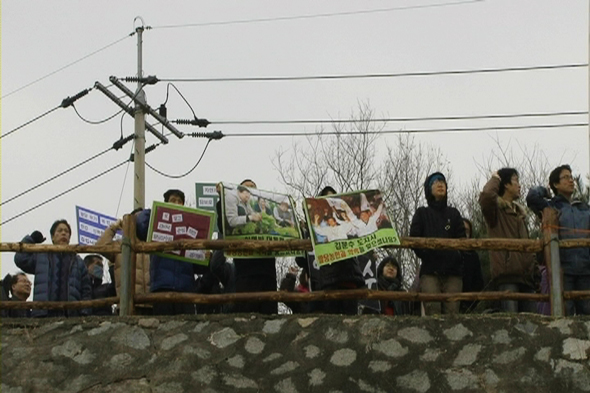 ‘4대강 죽이기 저지 및 생명의 강 지키기 범국민대책위’ 소속 회원 50여명이 기공식장에서 500여m 떨어진 곳에 나와 ‘남한강 죽이기 기공식 규탄대회’를 열고 있다. 영상캡쳐/ 조소영피디 