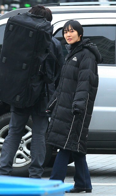 29일 오전 KBS 2TV 드라마 ‘아이리스’ 촬영으로 오전 7시부터 광화문에서 세종로사거리 방향 도로의 차량이 전면 통제된 가운데 배우 김소연이 촬영을 기다리고 있다. (서울=연합뉴스)