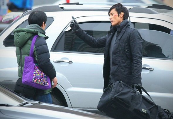 29일 오전 KBS 2TV 드라마 ‘아이리스’ 촬영으로 오전 7시부터 광화문에서 세종로사거리 방향 도로의 차량이 전면 통제된 가운데 배우 이병헌이 스텝과 이야기를 나누고 있다.  (서울=연합뉴스)