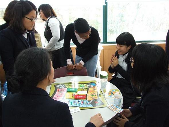 정의여고 잉글리시 카페에서 원어민 보조교사 맨셸(오른쪽에서 셋째)이 학생들과 이야기를 하고 있다.  정의여고 제공