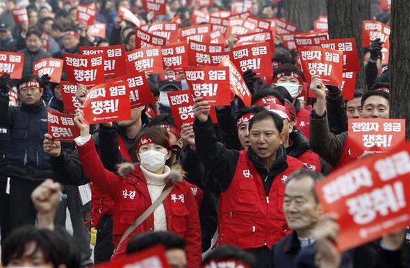 한국노총 서울지역본부 소속 노동자들이 28일 오후 서울 여의도 산업은행 앞에서 ‘총파업 승리 결의대회’를 열어 노조 전임자 임금지급 금지와 복수노조 교섭창구 단일화 방침 철회를 촉구하는 구호를 외치고 있다.  연합뉴스