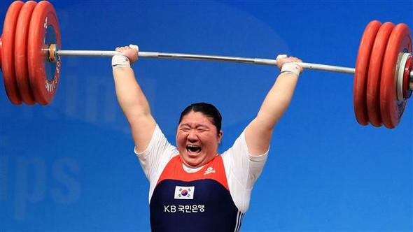 장미란이 28일 경기 고양시 킨텍스 역도경기장에서 열린 2009세계역도선수권대회 여자부 75㎏이상급(무제한급) 용상 3차 시기에서 187㎏을 들어올려 세계신기록을 세우며 환호하고 있다. 고양/연합뉴스