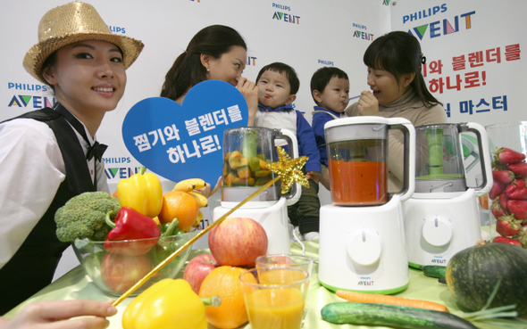  29일 오전 서울 용산구 이태원동 필립스 아벤트 남산 직영매장에서 음식을 찌고 가는 기능을 하나로 모은 투-인-원(Two-in-one) 제품을 출시하고 아이와 함께 온 직원이 조리법을 시연하고 있다. ‘이유식 마스터’로 이름 지어진 이 제품은 이유식을 조리하는 시간과 노력을 절반 이상 줄여줄 수 있다.   이종근 기자 root2@hani.co.kr