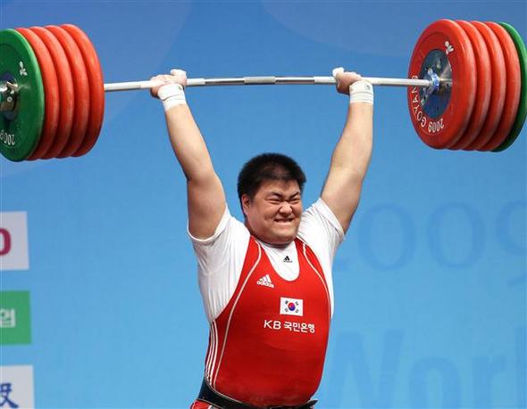 안용권이 29일 경기 고양시 킨텍스 역도경기장에서 열린 2009세계역도선수권대회 남자부 105㎏ 이상급 경기에서 용상 3차 시기에 247㎏을 들어올리고 있다. 안용권은 인상 198㎏, 용상 247㎏을 들어올려 합계 445㎏으로 우크라이나 아르템 우다친(29)을 몸무게 차로 따돌리고 용상과 합계 2관왕을 차지했다. 고양/연합뉴스