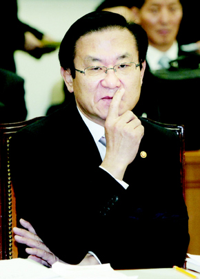<b>법무장관의 버티기?</b> 이귀남 법무부 장관이 30일 오전 국회에서 열린 법제사법위원회에서 안원구 국세청 국장의 폭로와 관련한 조순형 자유선진당 의원의 질문을 듣고 있다.  박종식 기자 anaki@hani.co.kr