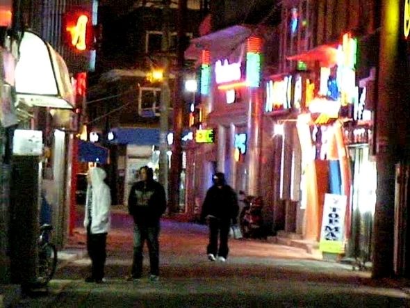 미군 기지촌 일대의 외국인 전용 유흥업소 밀집구역. 이곳에서 인신매매되어 온 필리핀 여성들이 일한다.
