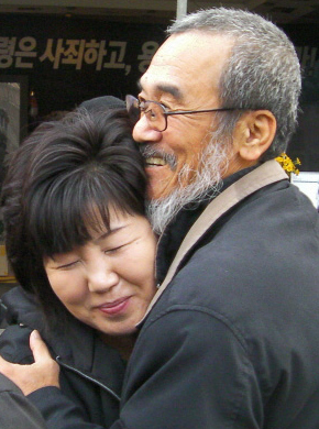 1일 병원에서 퇴원하자마자 서울 용산구 한강로2가 ‘용산참사’ 현장을 찾은 문규현 신부가 철거민들과 반갑게 얼싸안으며 인사를 나누고 있다.