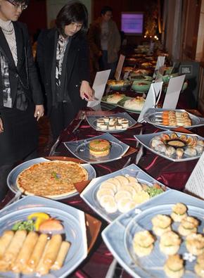 <b>전주비빔밥의 변신…</b> 지난달 30일 전북 전주 리베라호텔에서 ‘전주비빔밥의 세계화 전략과 전망’을 주제로 포럼이 열려 101가지 비빔밥이 선보였다. 전주시 제공