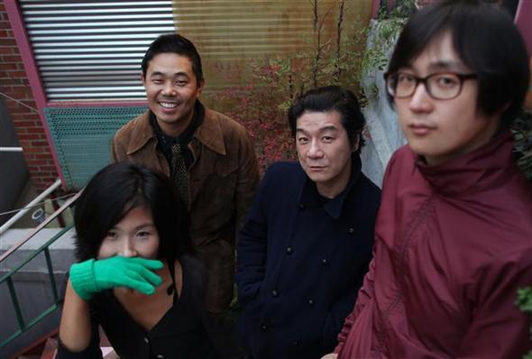 3호선 버터플라이가 다섯 곡짜리 새 앨범을 선보이며  5년만에 활동을 재개했다. 왼쪽 위부터 기타를 맡은 성기완, 드럼 손경호, 베이스 김남윤. 맨 앞에서 수줍게 웃고있는 이가 보컬을 맡은 남상아다.  사진 비트볼뮤직 제공