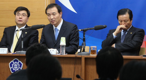 임태희 노동부 장관(가운데)이 1일 오후 정부과천청사에서 철도노조 파업과 관련한 정부 담화 발표 뒤 기자들의 질문에 답하는 동안, 윤증현 기획재정부 장관(오른쪽)이 생각에 잠겨 있다. 왼쪽은 임채민 지식경제부 차관.  김경호 기자 jijae@hani.co.kr