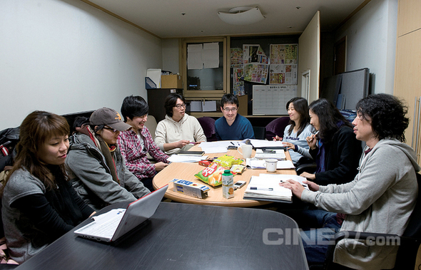 왼쪽부터 이지현 작가, 김은희 작가, 박순태 PD, 이영철 작가, 김병욱 감독, 이소정 작가, 조성희 작가, 오수진 작가.