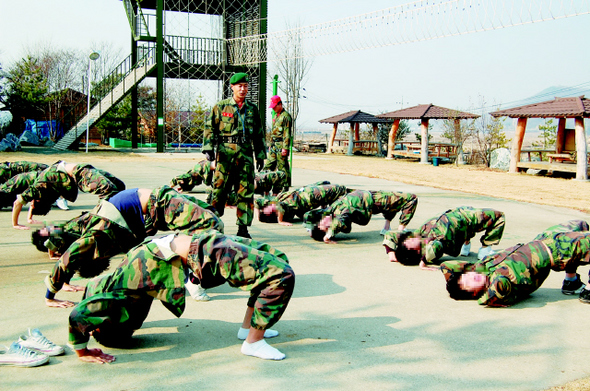 지난달 24~25일 1박2일 동안 경기 김포시에 있는 ㈜그린베레의 ‘해병대 캠프’에서 훈련받은 경기 고양시 ㄷ고등학교 학생 12명이 ‘누워서 몸통 들기’를 하고 있다. ㈜그린베레 해병대캠프 리더십교육센터 누리집