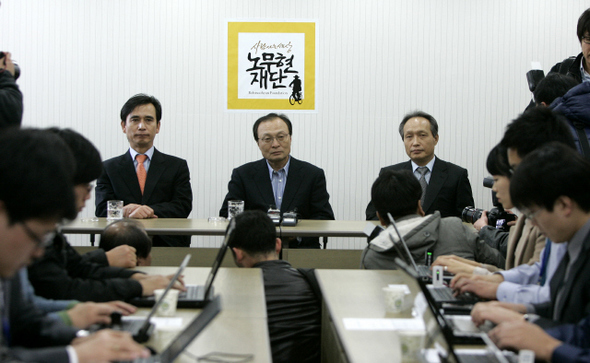 이해찬 전 총리(가운데)와 유시민 전 보건복지부 장관(왼쪽), 이병완 전 청와대 비서실장이 4일 오후 서울 마포구 합정동 노무현재단 사무실에서 기자회견을 하고 있다. 이들은 “검찰이 한명숙 전 총리의 금품수수설을 <조선일보>에 흘린 것은 야권의 유력 서울시장 후보를 흠집내려는 것”이라며 검찰을 비판했다.  김명진 기자 littleprince@hani.co.kr