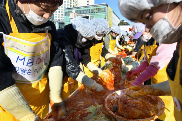 첫번째 ‘바보들, 사랑을 담그다’ 행사가 열린 6일 오전 서울 종로구 견지동 조계사 앞마당에서 참가자들이 김장 담그기에 한창이다. 이번 행사는 지난해 촛불집회에 참여했던 인터넷 카페 모임 ‘삼국연합’과 지역 촛불들의 연합체 ‘촛불나누기’, ‘진실을 알리는 시민’(진알시) 등이 함께 마련했으며, 정부지원 없는 장애인 시설이나 실업급여를 받지 못하는 해고 노동자들의 집 등에 김치를 나눠줄 예정이다.  강재훈 선임기자 khan@hani.co.kr