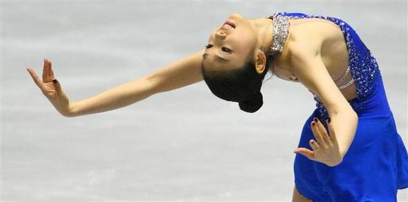 김연아가 지난 5일 ‘2009 국제빙상경기연맹(ISU) 시니어 피겨 그랑프리 파이널’ 프리스케이팅 경기에서 환상적인 연기를 펼치고 있다. 도쿄/연합뉴스