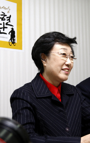 한명숙 전 국무총리가 7일 오전 서울 마포구 합정동 노무현재단 사무실에서 열린 ‘한명숙 전 국무총리 비상대책위원회’에서 최근 불거진 금품 수수 의혹과 관련해 “단돈 1원도 받은 적이 없다”며 반박하고 있다. 
 김명진 기자 littleprince@hani.co.kr