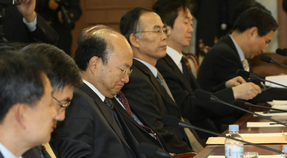 세종시 민관합동위원회가 7일 오전 서울 종로구 정부중앙청사에서 열려 참석한 위원들이 자료를 살펴보고 있다. 이종근 기자 root2@hani.co.kr