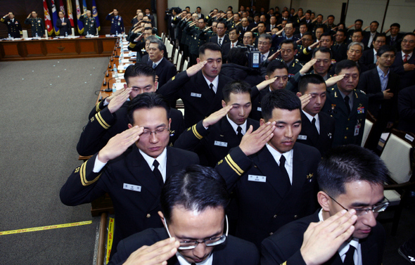  지난달 서해 대청도 근처 북방한계선(NLL)에서 북 해군과 교전한 ‘참수리 325정’ 승조원들(맨 앞부터 넷째줄까지)이 9일 오전 서울 용산구 국방부에서 열린 전군주요지휘관회의에 참가해 주요지휘관들과 함께 경례하고 있다. 이들은 이 자리에서 훈포장을 받았다.  
 이종근 기자 root2@hani.co.kr