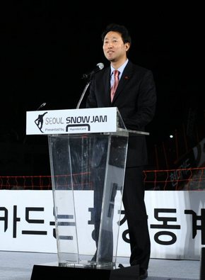 11일 오후 서울 광화문광장 특설 슬로프에서 열린 '2009 서울 스노우잼' 개막식에서 오세훈 서울시장이 인사말을 하고 있다. 연합뉴스