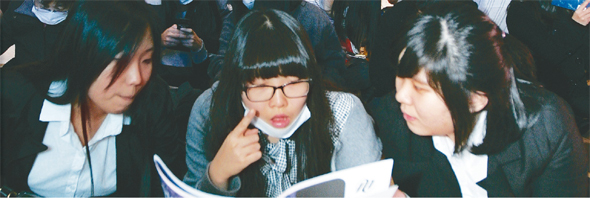 한 입시업체가 연 2010학년도 정시모집 입시설명회에서 학생들이 배치표를 들여다보고 있다.   자료사진