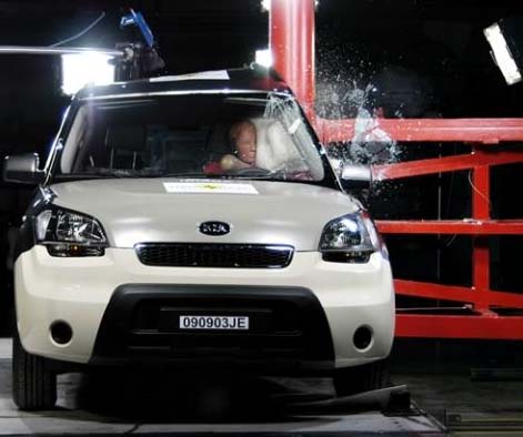 기아차 소울의 측면 충돌 실험 장면. (출처: euroncap.com)