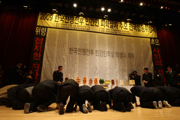 14일 오후 서울 종로구 조계사 한국불교역사문화기념관에서 열린 ‘2009한국전쟁전후 민간인 학살희생자 합동위령제’에서 참석자들이 제를 올리고 있다.  김태형 기자 xogud555@hani.co.kr