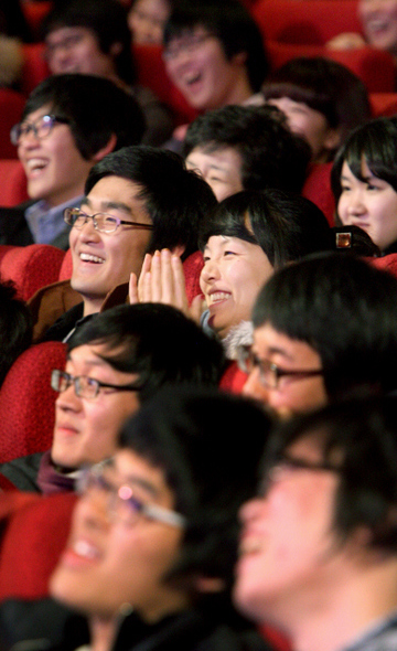  14일 오후 ‘예비새내기 환영파티’가 열린 서울 명륜동 성균관대학교에서 2010학년도 성균관대 수시전형 합격생들이 공연을 보며 즐거워하고 있다.  김종수 기자 jongsoo@hani.co.kr