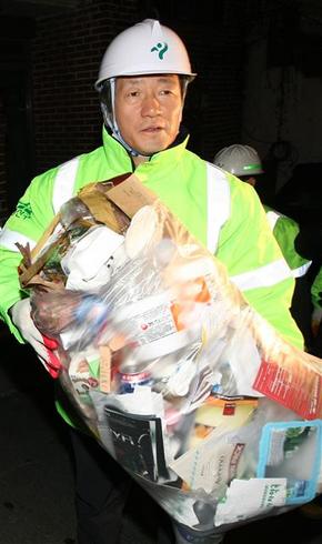 정몽준 한나라당  대표가 15일 오전 서울 용산구 원효로 일대에서 쓰레기 수거 봉사활동을 하고 있다. 연합뉴스