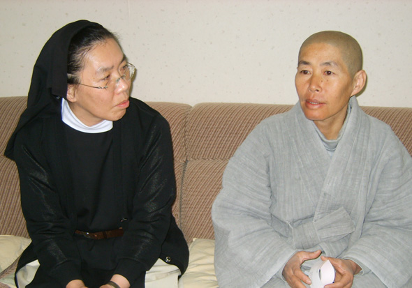 지율(오른쪽) 스님이 14일 요세파(왼쪽) 트라피스트수녀원장과 함께 밤 10시께까지 낙동강 이야기를 펼치고 있다.