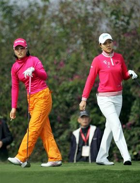 유소연(왼쪽)과 서희경이 19일 중국 샤먼에서 열린 한국여자프로골프(KLPGA) 투어 2010 시즌 개막전 오리엔트 차이나 레이디스오픈 마지막 3라운드 티샷 뒤 공을 살피고 있다.  한국여자프로골프협회 제공