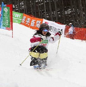 서정화가 지난 3월8일 일본 이나와시로에서 열린 2009 국제스키연맹(FIS) 세계선수권대회 여자 모굴스키 경기중 눈밭을 미끄러져 내려오고 있다. 다음 카페 ‘모굴스키팀’ 제공