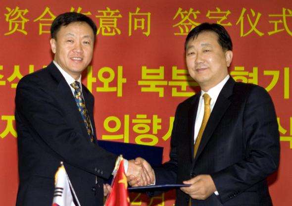 19일 서울 양재동 현대차 본사에서 최한영 상용사업담당 부회장(오른쪽)과 원깡 북방공업집단 부총리 겸 북분중형기차유한공사 사장이 상용차 합작사 설립에 관한 합작의향서를 교환하고 있다. 현대차 제공