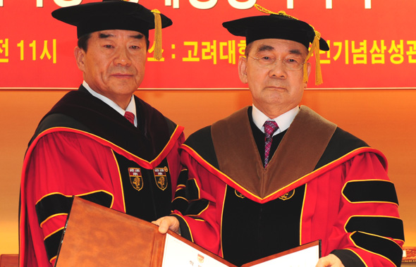 박태준(오른쪽) 포스코 명예회장이 세계적 철강기업 경영과 장학사업 공로를 인정받아 21일 고려대로부터 명예 경영학박사 학위를 받았다.