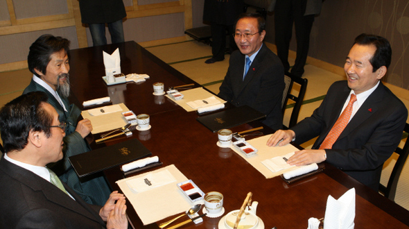 정세균 민주당 대표(오른쪽부터 시계 반대 방향으로)와 노회찬 진보신당 대표, 강기갑 민주노동당 대표, 송영오 창조한국당 대표가 23일 오후 서울 여의도의 한 호텔에서 만나 4대강 예산안 삭감 등 현안에 대해 이야기하고 있다.  김봉규 기자 bong9@hani.co.kr