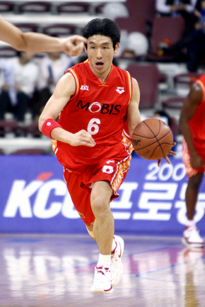 23일 열린 울산 모비스와 안양 케이티앤지의 경기에서 모비스 양동근이 드리블하고 있다.   KBL 제공