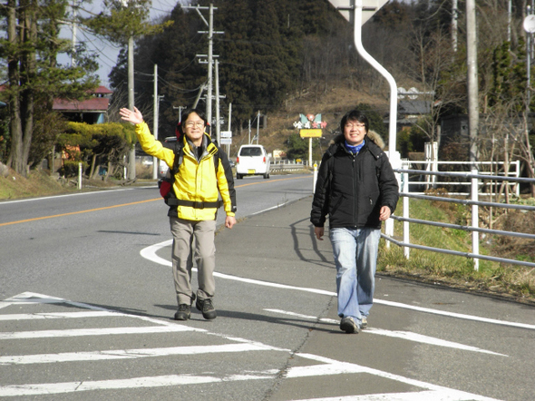 데라시타 다케시(왼쪽)가 25일 한국인 박진성(오른쪽)씨와 함께 일본 동부지역 미야기현에서 안중근 의사 추모 도보여행을 하고 있다. 도쿄/김도형 특파원 <A href="mailto:aip209@hani.co.kr">aip209@hani.co.kr</A> 사진 윤영수 교수 제공