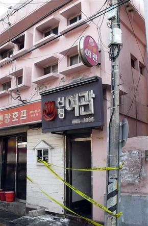 27일 새벽 충남 서산의 한 여관에서 불이 나 네팔 출신 이주노동자 구릉 바하드 등 3명이 숨지고, 7명이 다쳐 인근 병원에서 치료를 받고 있다. 사진은 화재가 난 여관.  서산/연합뉴스