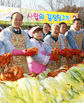 지난 2일 울산 서부축구장에서 열린 ‘사랑의 김장담그기’ 행사에서 현대중공업 민계식 부회장(오른쪽에서 셋째) 등 임원들이 김치를 담그고 있다. 이날 담근 18t의 김치는 울산 지역 불우이웃에게 전달됐다.  현대중공업 제공