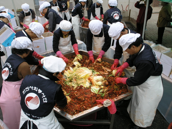 한국전력공사 임직원들로 이뤄진 사회봉사단이 연말을 맞아 저소득층 가정에 나눠 줄 김장김치를 담그고 있다. 한전에서는 전국 269곳에 1만6000여명의 봉사단원들이 활동하고 있다.  한국전력공사 제공