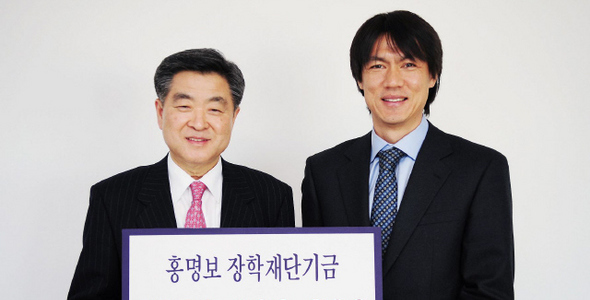  현대중공업 권오갑(왼쪽) 부사장은 현대미포조선과 함께 모은 축구 꿈나무 육성 성금 5천만원을 29일 홍명보장학재단 이사장 홍명보(오른쪽) 감독에게 기탁했다.