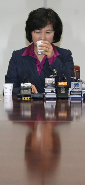 추미애 환경노동위원회 위원장이 29일 오전 국회 의원회관에서 노동관계법 개정 논의를 위해 임태희 노동부 장관, 차명진 환노위 법안소위 위원장 등과 만나 물을 마시고 있다.  박종식 기자 anaki@hani.co.kr
